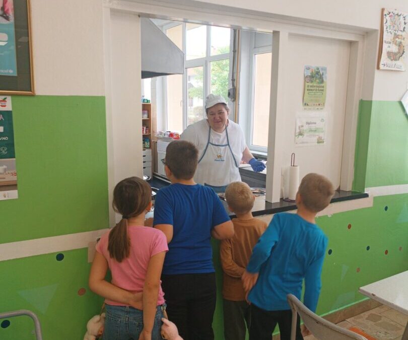 Prvašići obišli školu
