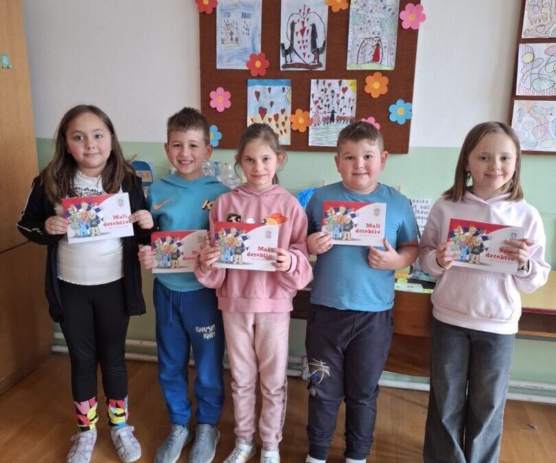 Učenicima na poklon bojanka “Mali detektiv”