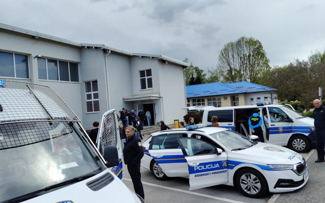 Kroz projekt “Zdrav za 5” učenicima naše škole približeno zanimanje policajca